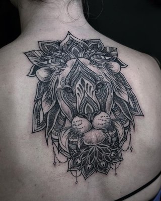  Tatouage mandala sur le dos qui représente un lion